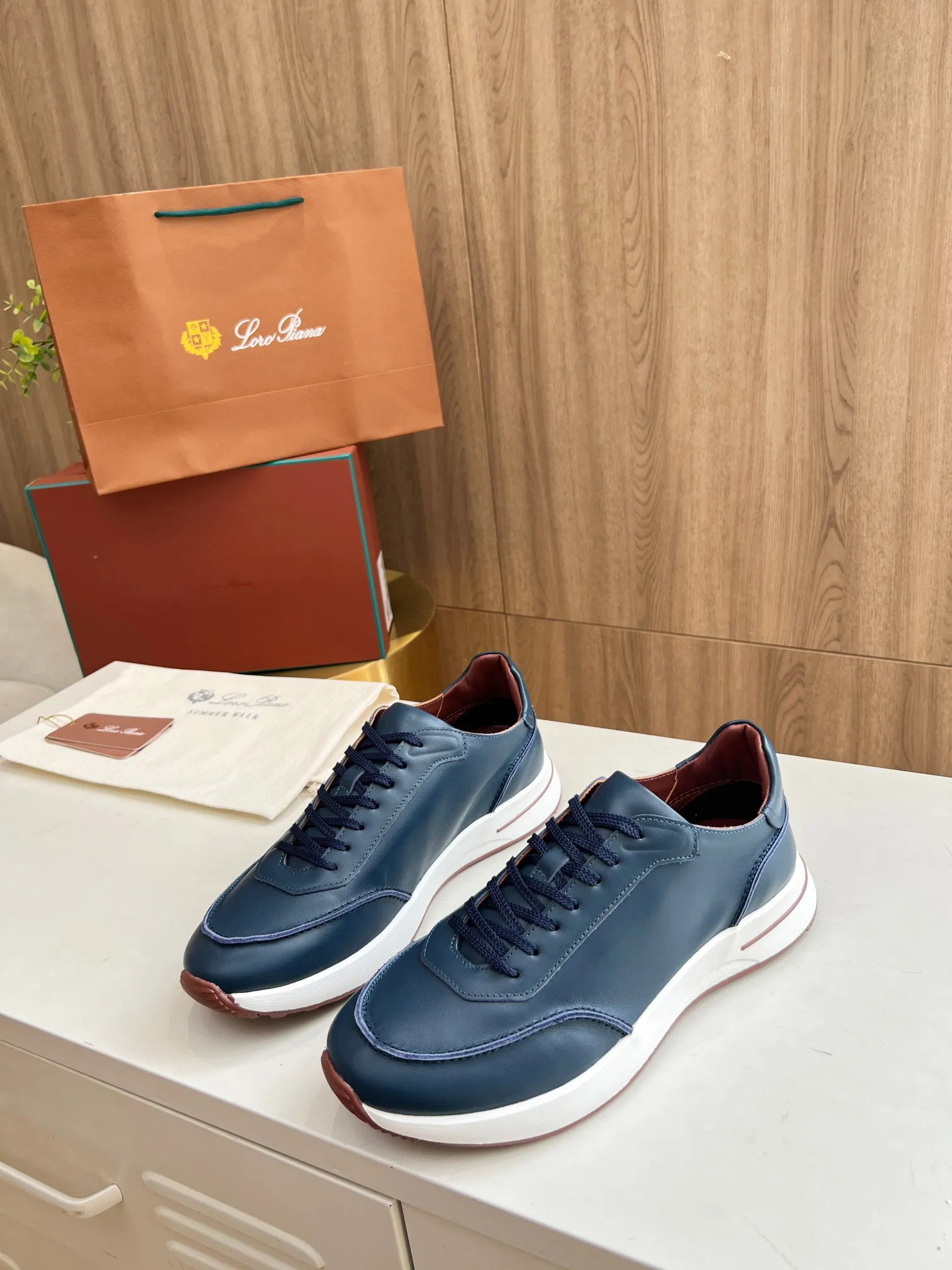 Men's Men's Shoes 💰620 👑Loro Piana* Purchase the original 1:1 copy. Founded the existing Loro Piana company on April 24, 1924. It is now the sixth generation of family business, providing high-quality products to customers who are discerning about taste and quality. Imported calfskin fabrics. The interior is made of imported A-grade water-dyed cow lining. 💝 Focus on top quality, pay for what you pay, and compare the inner details. Original authentic packaging. Code number: 39-45